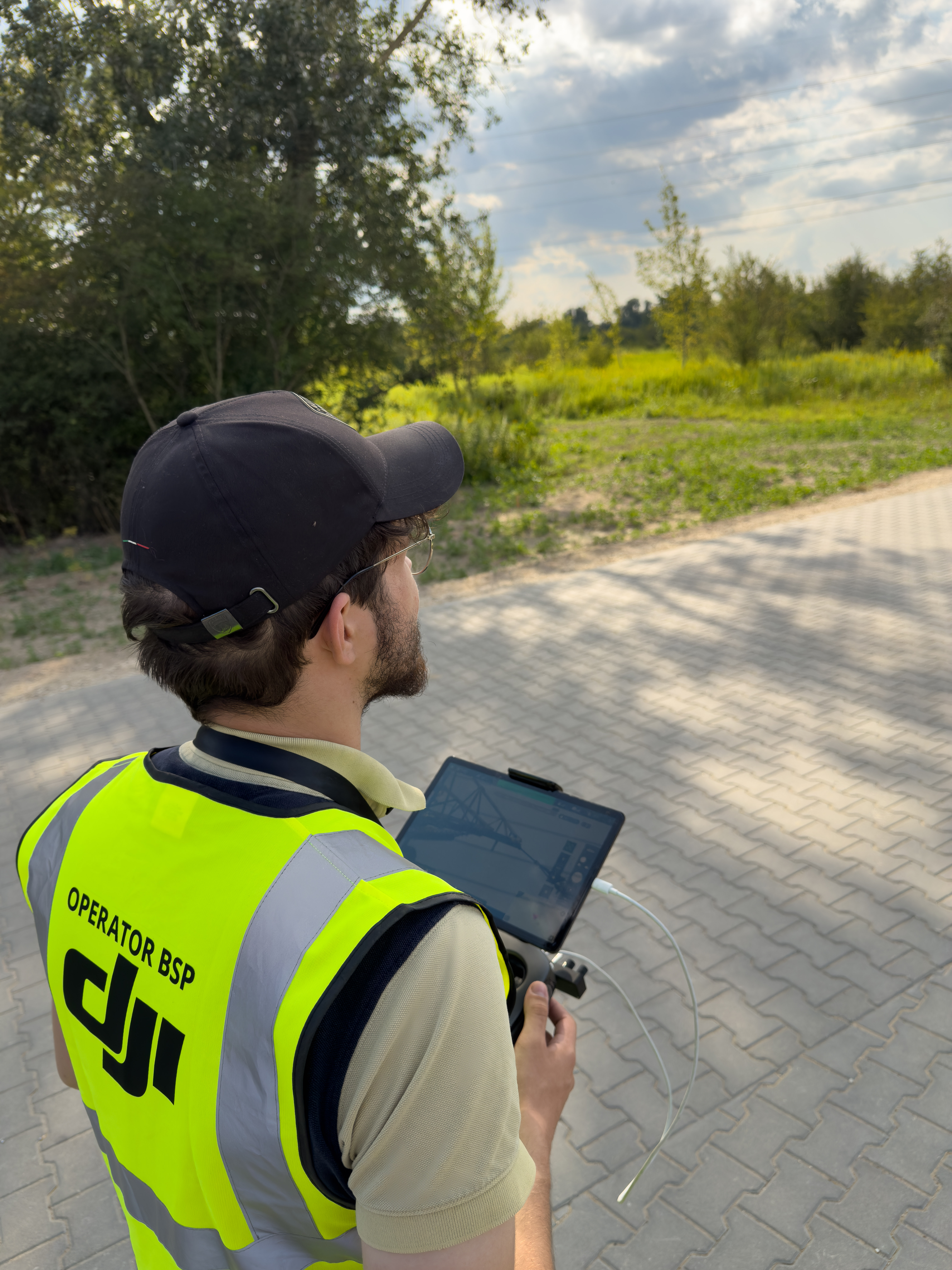 Operator drona w pracy